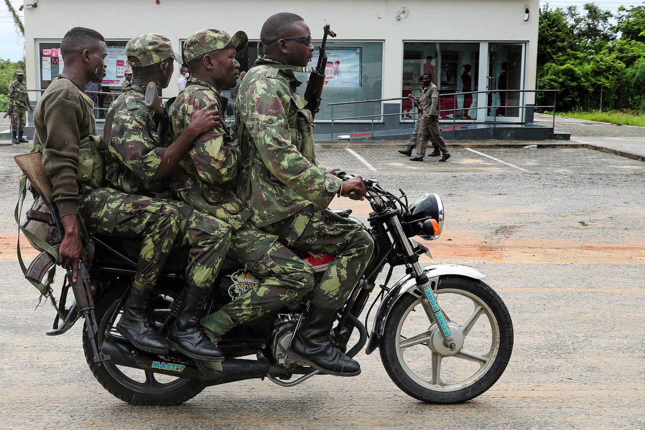 militari su una motocicletta