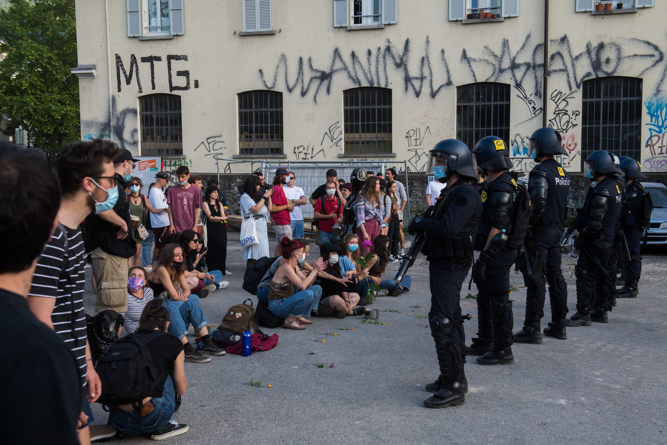 Manifestanti e polizia il giorno dopo la demolizione.