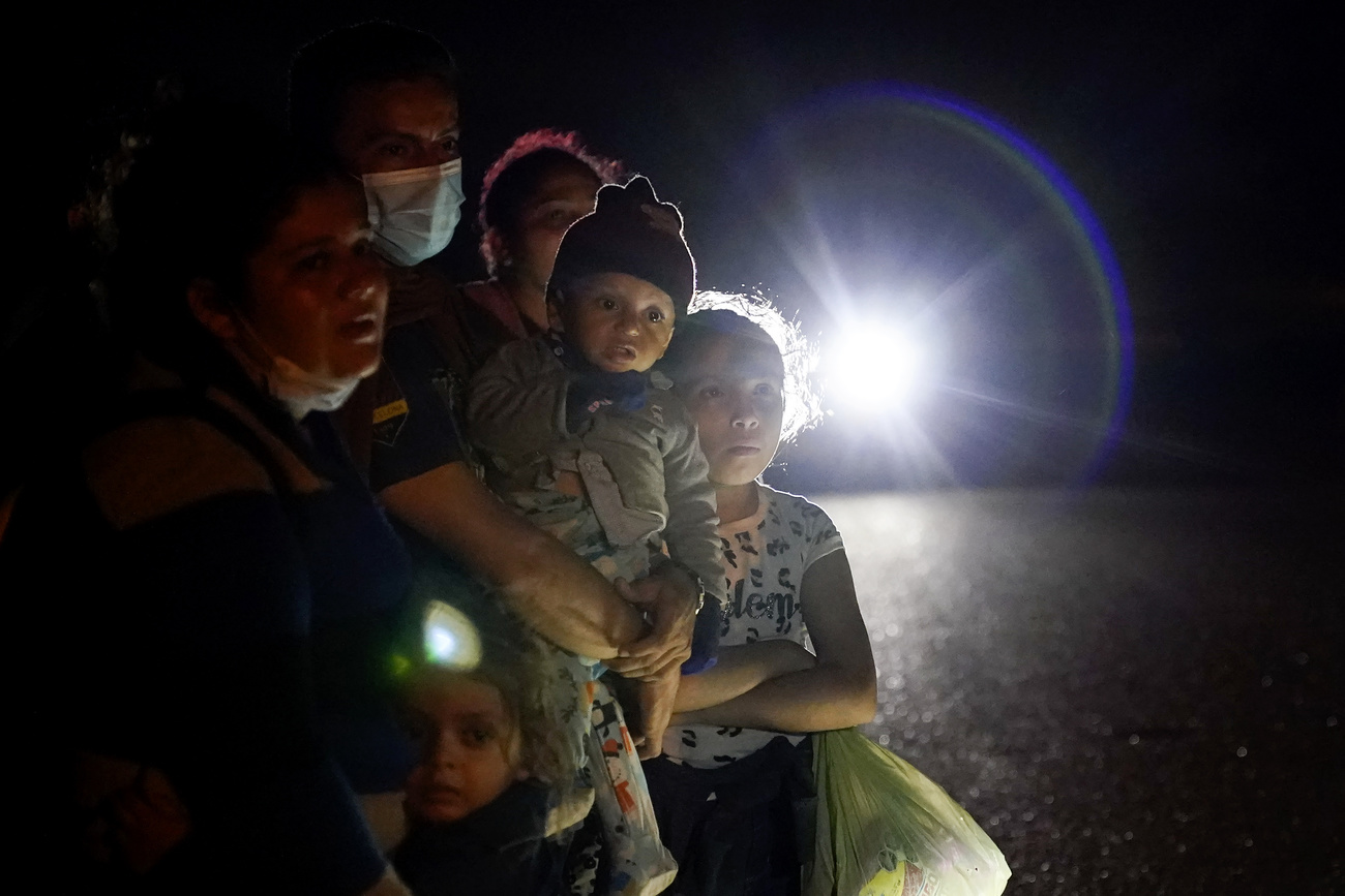 Famiglia illuminata da faro.