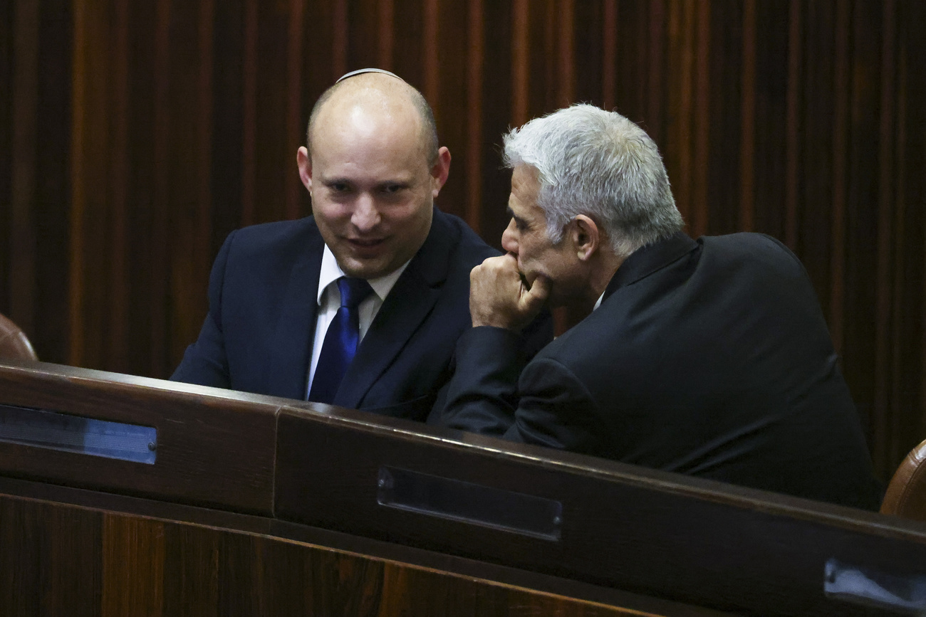 il leader di Yamina Naftali Bennett, a sinistra, e il centrista Yair Lapid durante una sessione della Knessett.