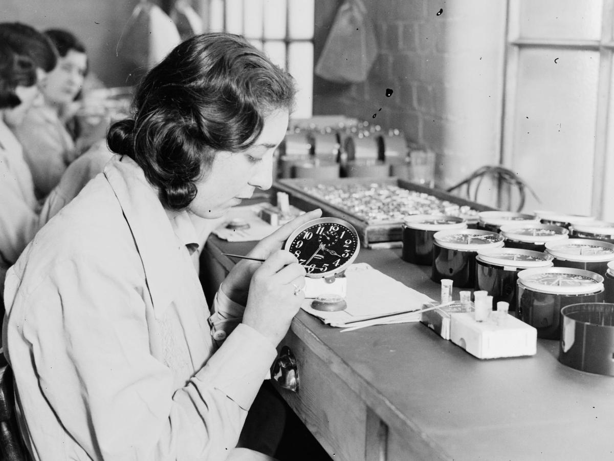 光る時計文字盤を支えた女性たち - SWI swissinfo.ch