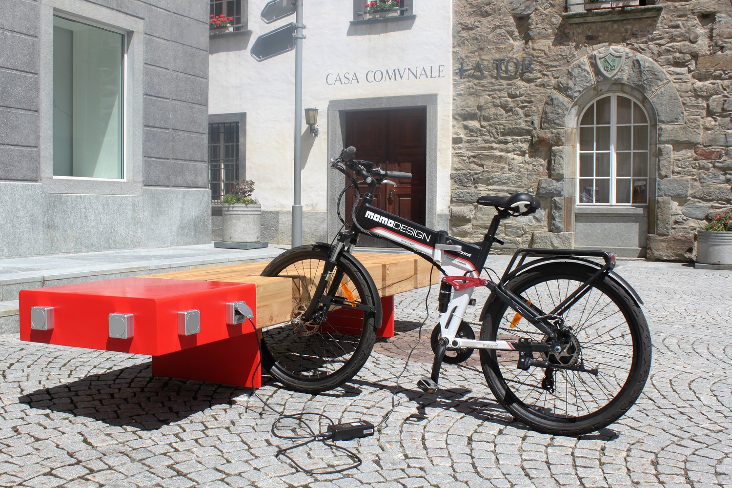 L E-Lounge nella piazza principale di Poschiavo.