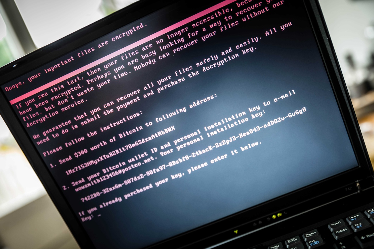 schermo di computer con messaggio di ricatto di un pirata informatico