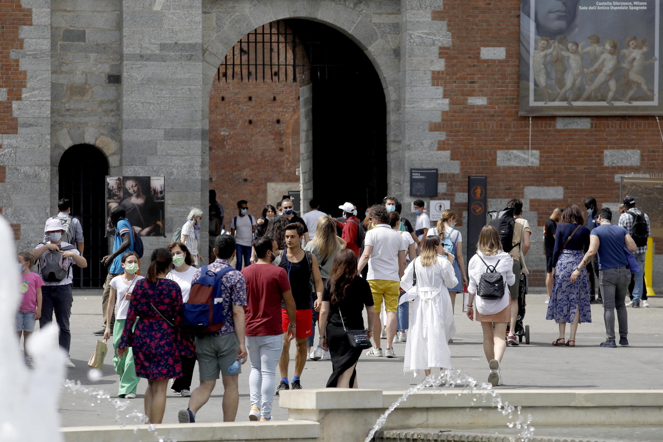 persone in piazza