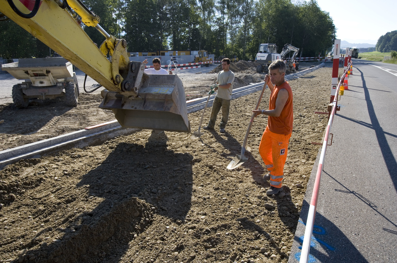 Operai costruiscono una strada