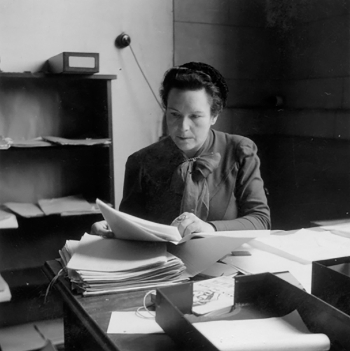 Femme assise à un bureau