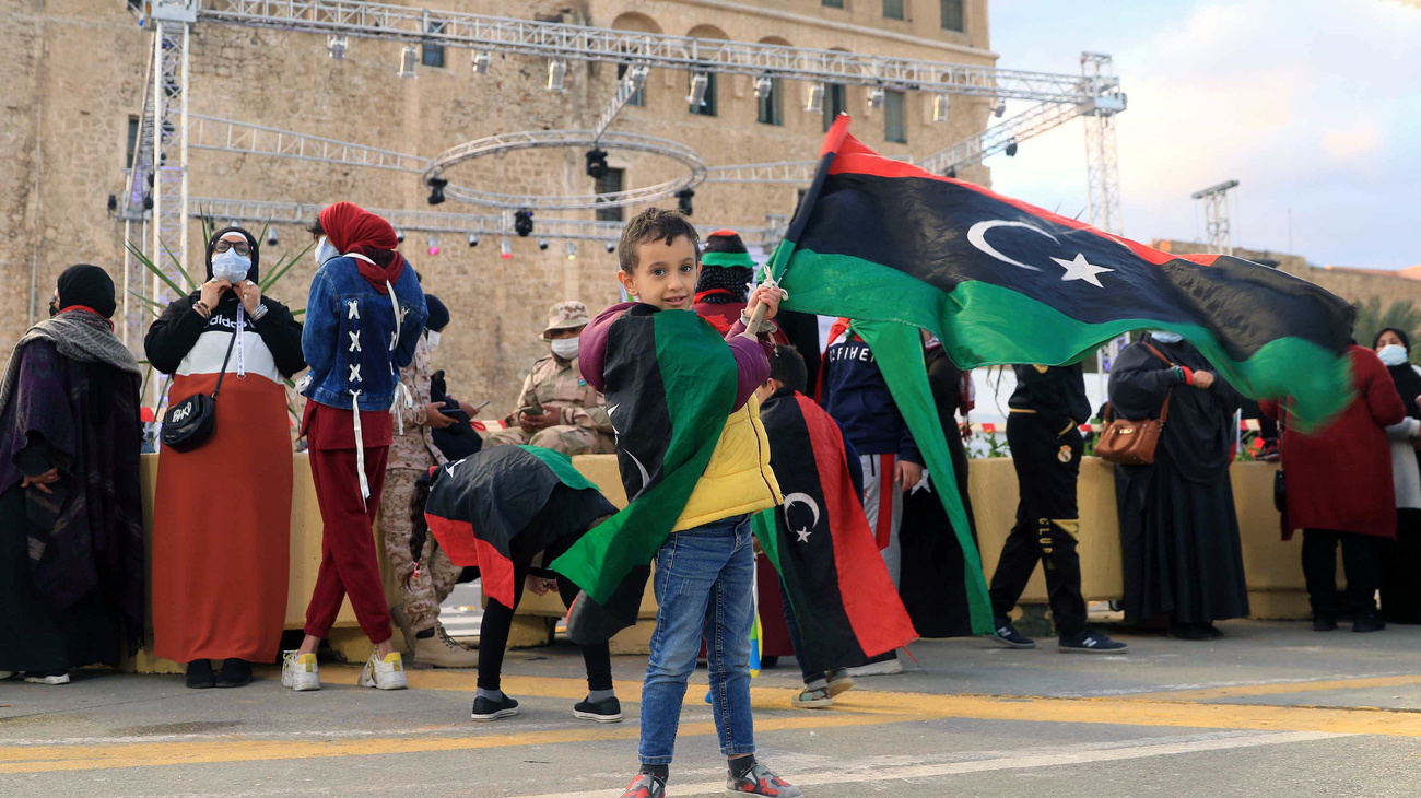 طفل يلوح بالعلم الليبي في ساحة عامة