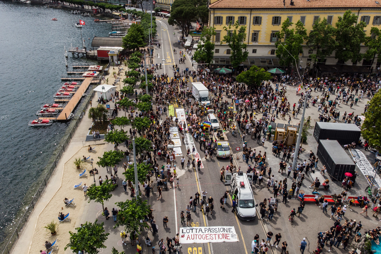 Manifestanti in centro città, il 5 giugno, a una settimana dalla demolizione.