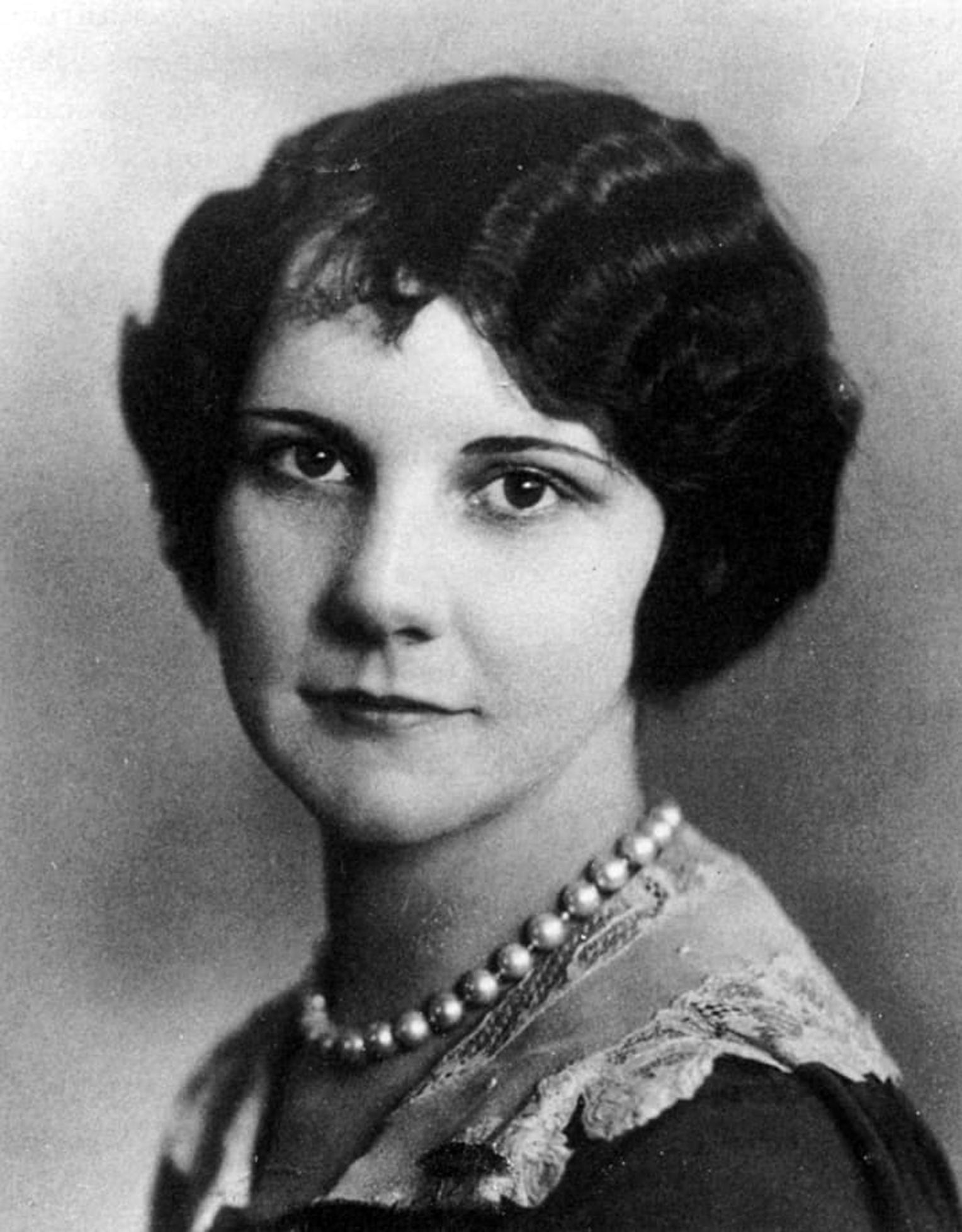 “镭射女孩”Grace Fryer：她因放射性损伤而于1927年将雇主告上了法庭。