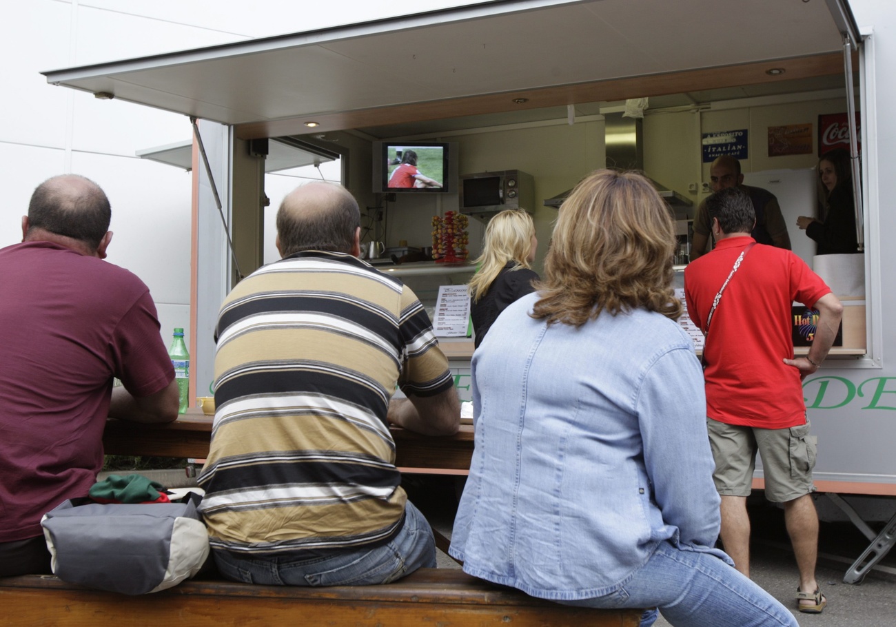 Public Viewing am Würstel-Stand