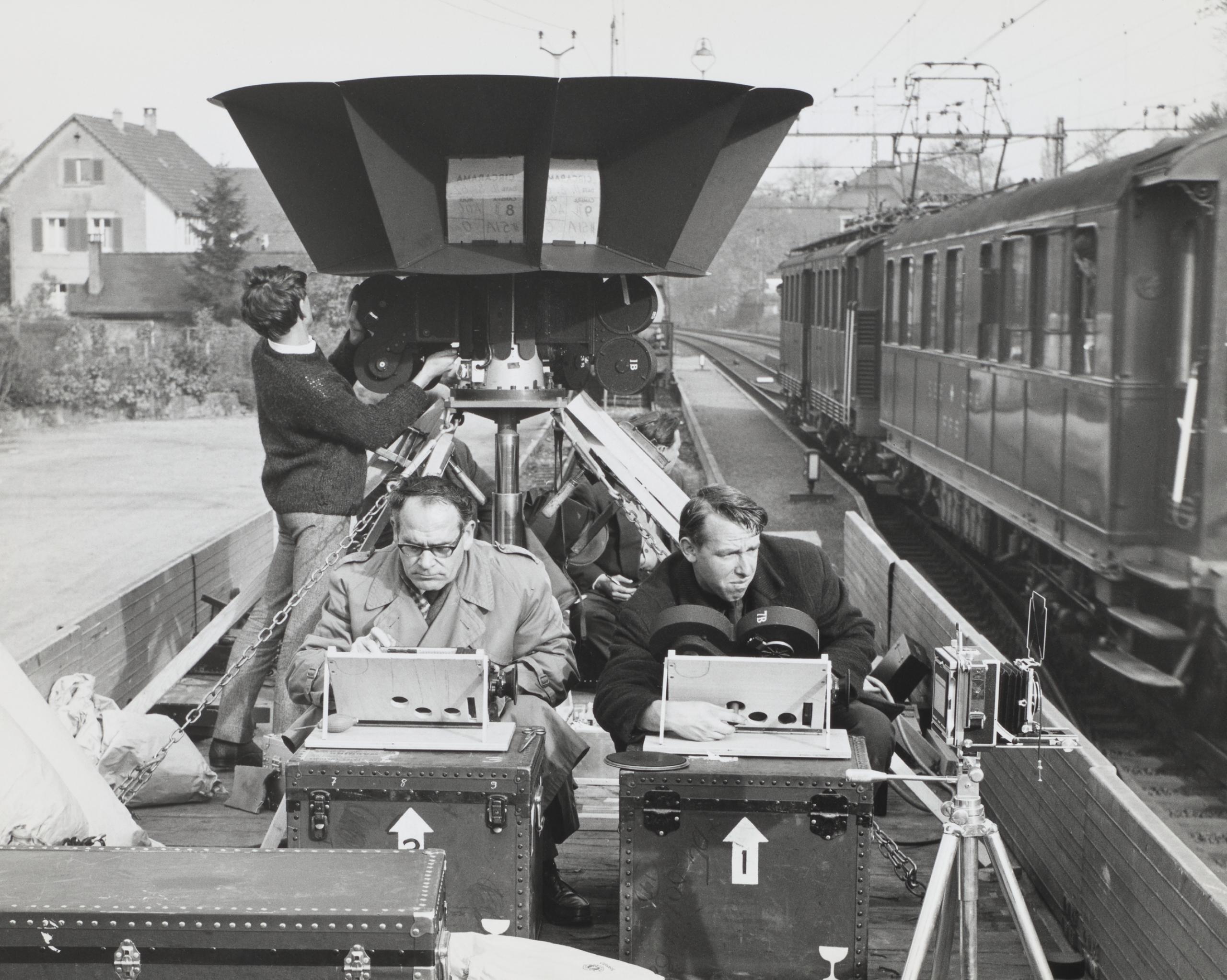 Karl Wolf en un tren, en rodaje de película