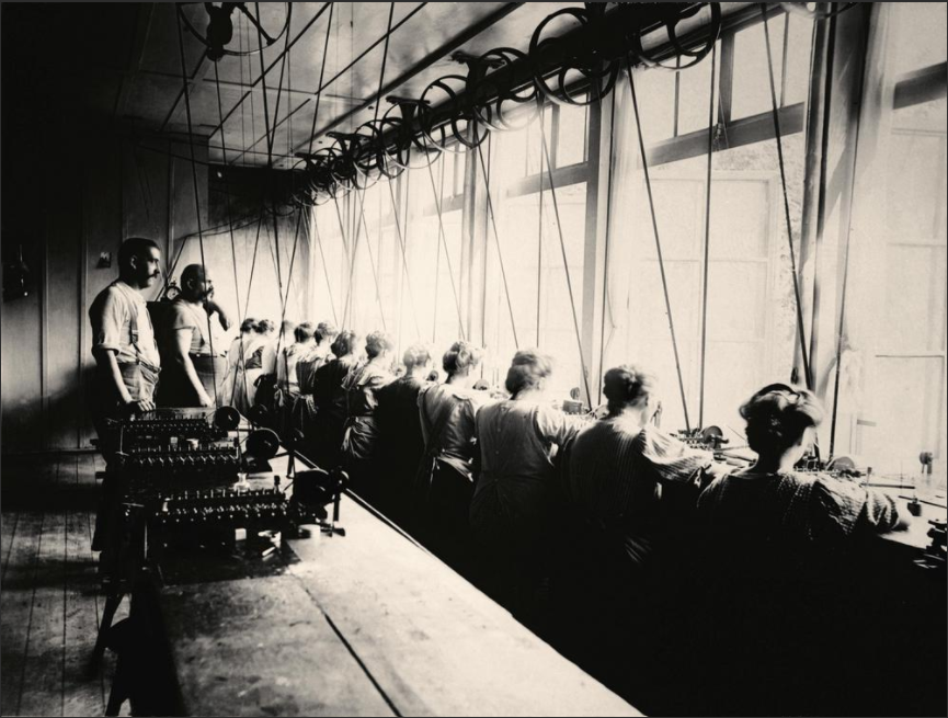 Manufacture horlogère à Bienne, vers 1920.