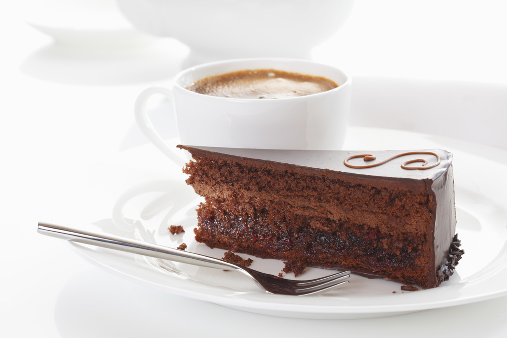 Taza de cafe y un trozo de tarta de chocolate