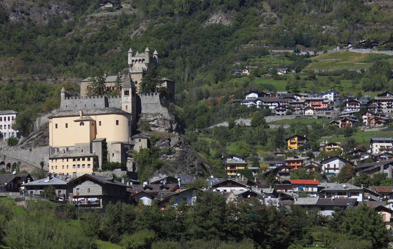 vista su un borgo e un castello