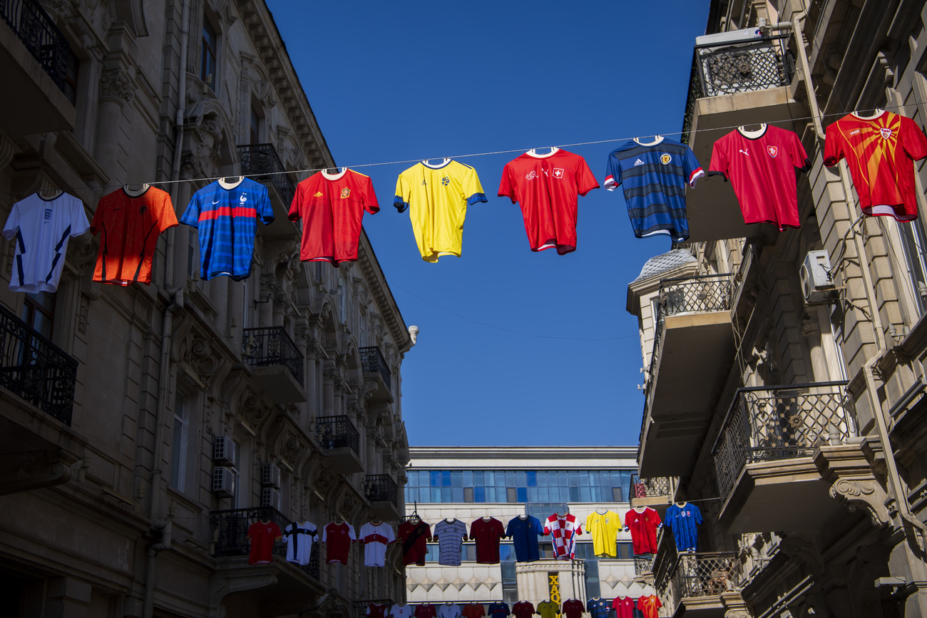 magliette di calcio appese tra due palazzi
