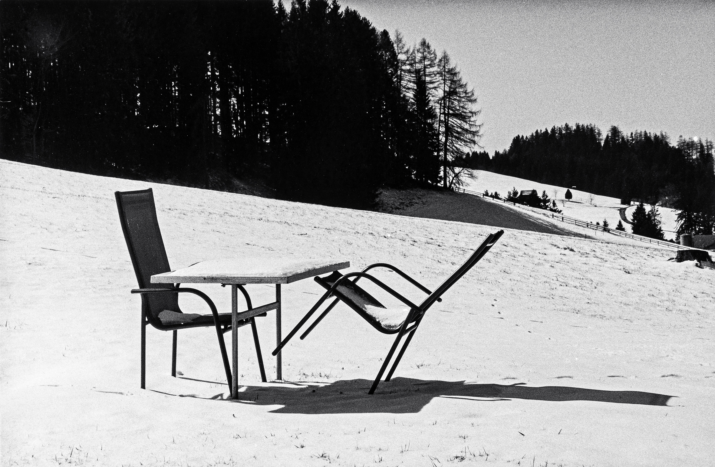 Zwei einsame Stühle