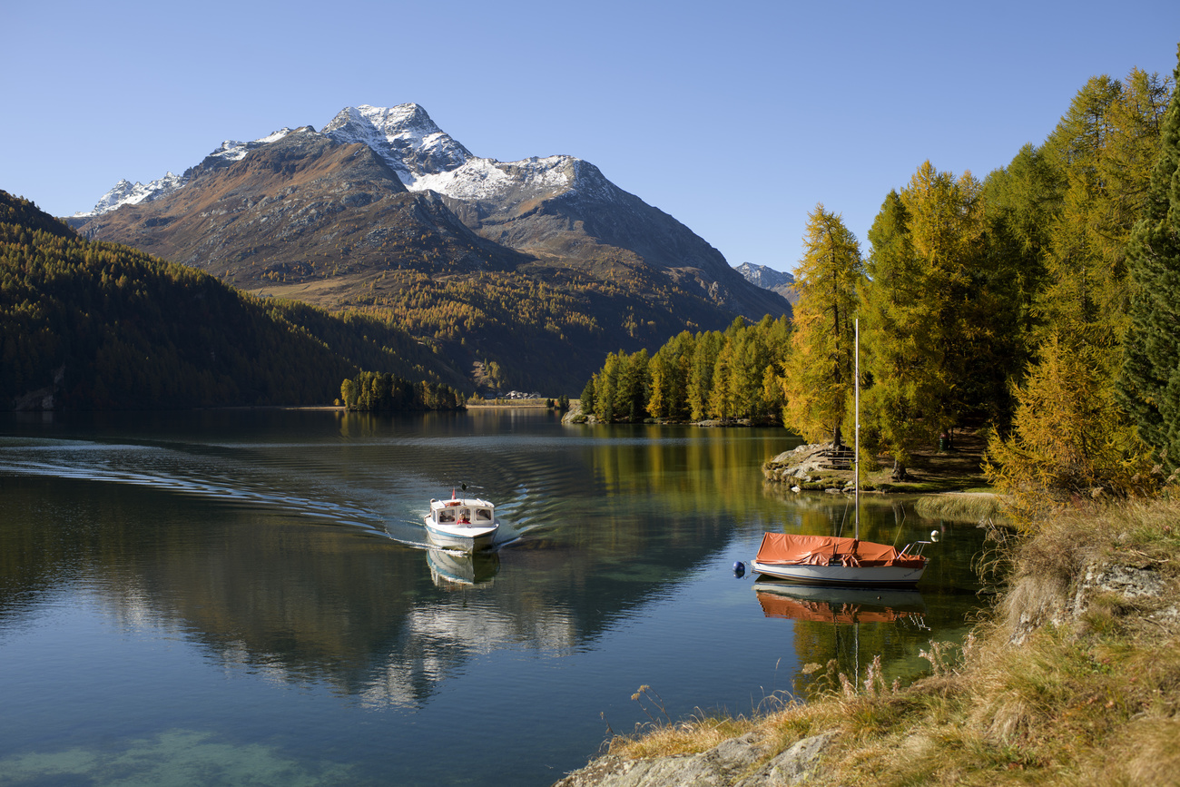 un battello su un lago di montagna