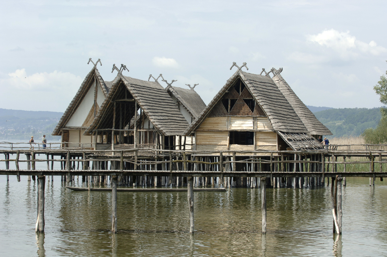 Cinque palafitte preistoriche ricostruite