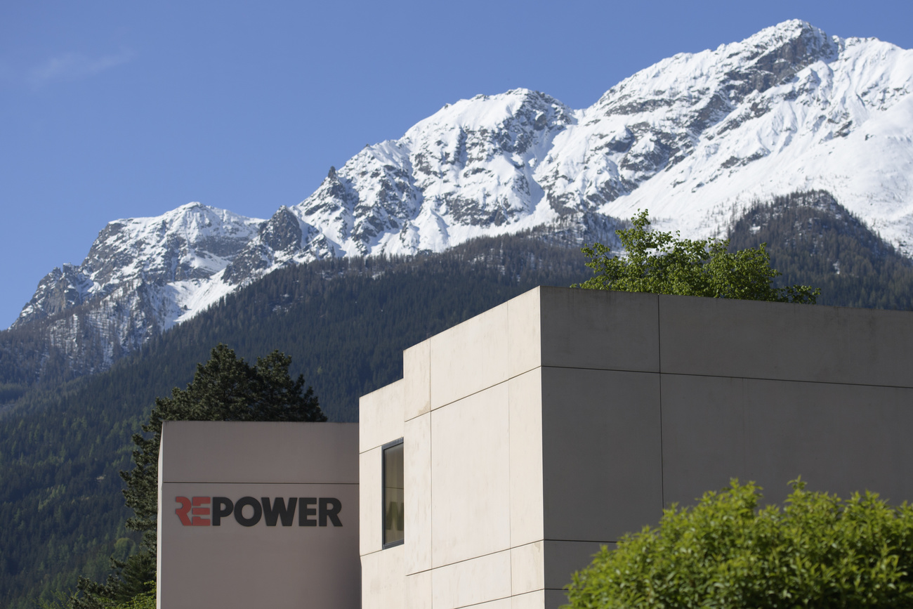 Edificio della sede principale di Repower con sfondo di montagne innevate