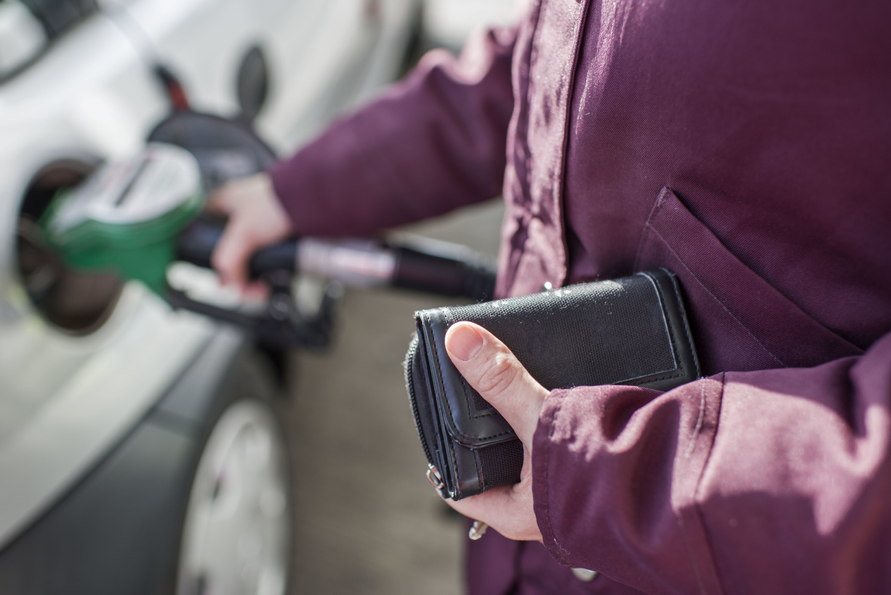 persona che fa il pieno di benzina