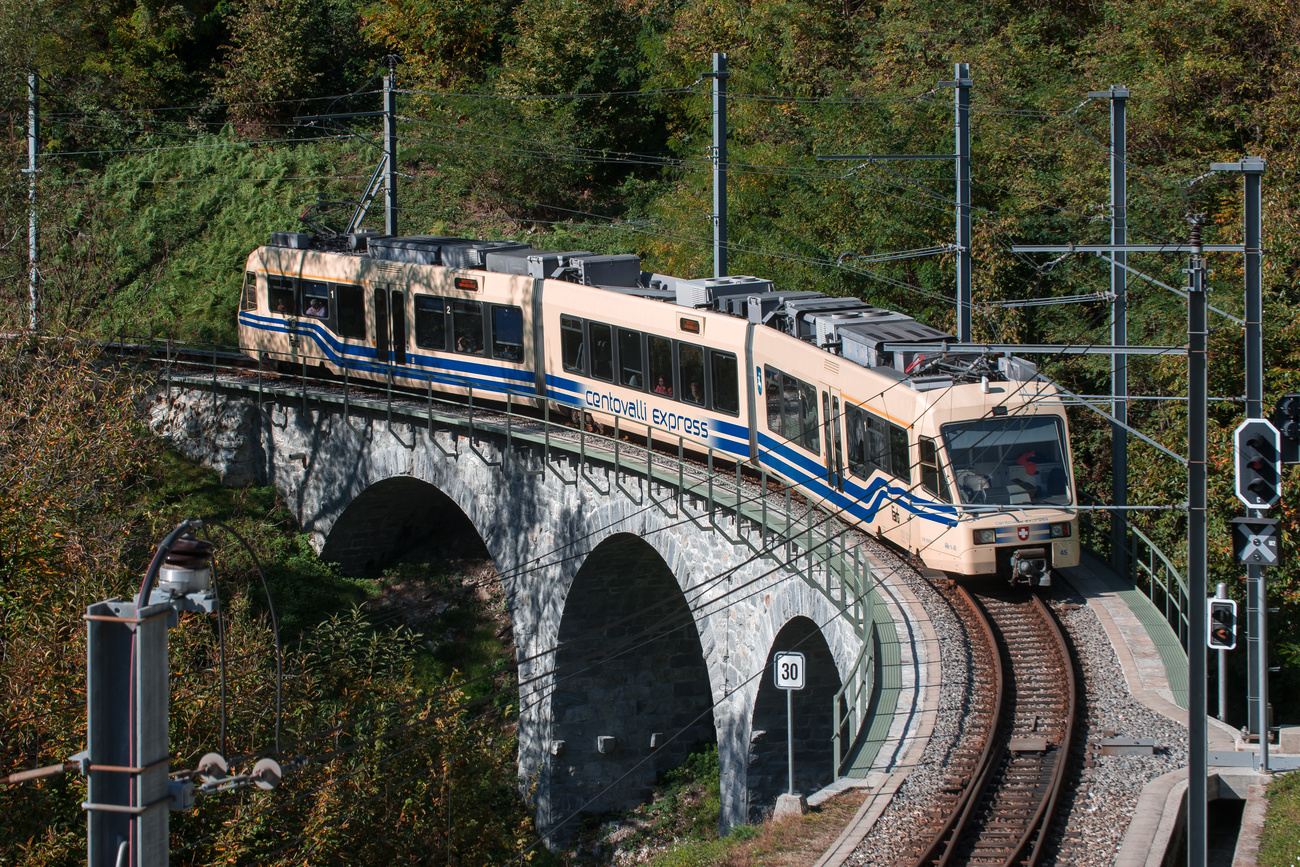 Tornano a sfrecciarie i trenini biancoblù della Centovallina (Vigezzina).