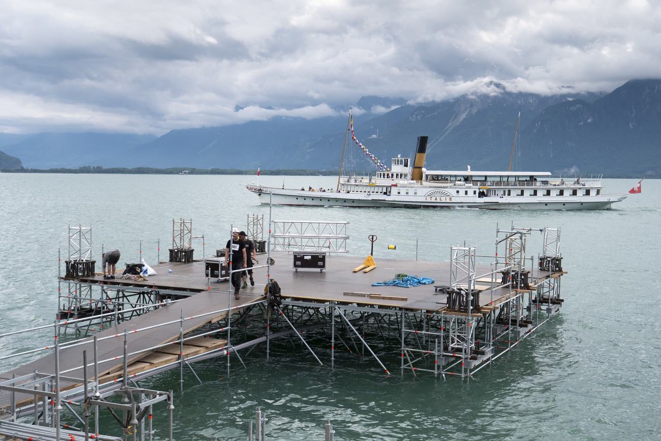 scène en construction sur le lac Léman