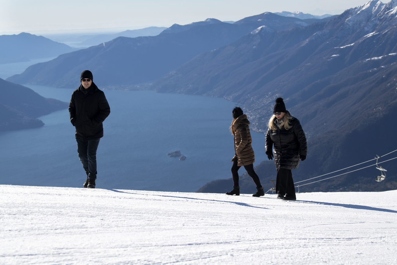 Turisti a Cimetta sopra Locarno con vista spettacolare sul lago Maggiore.