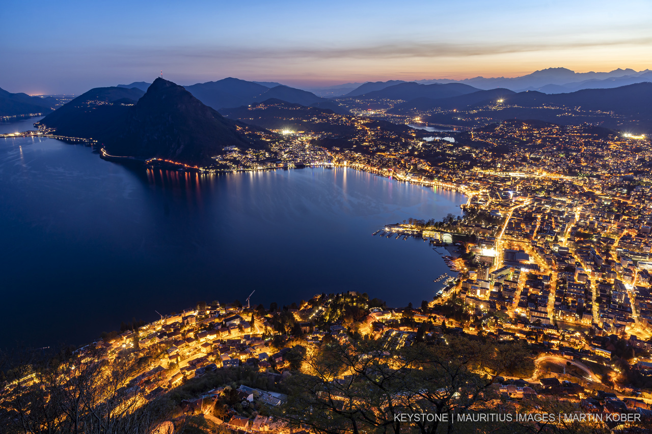 Il golfo di Lugano fotografato di notte.