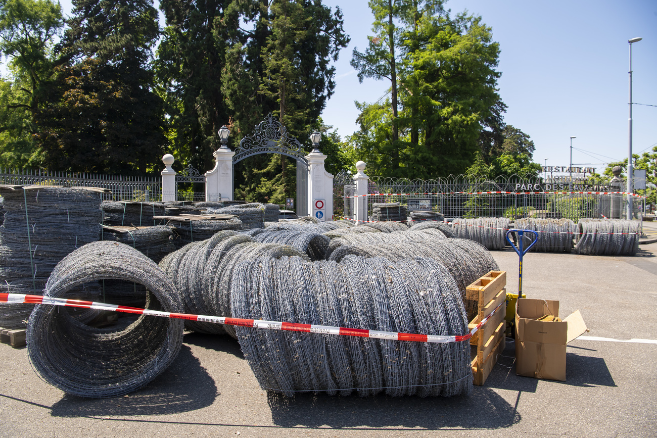 Barbed wire and fences have been installed outside the La Grange and Eaux-Vives parks in Geneva.