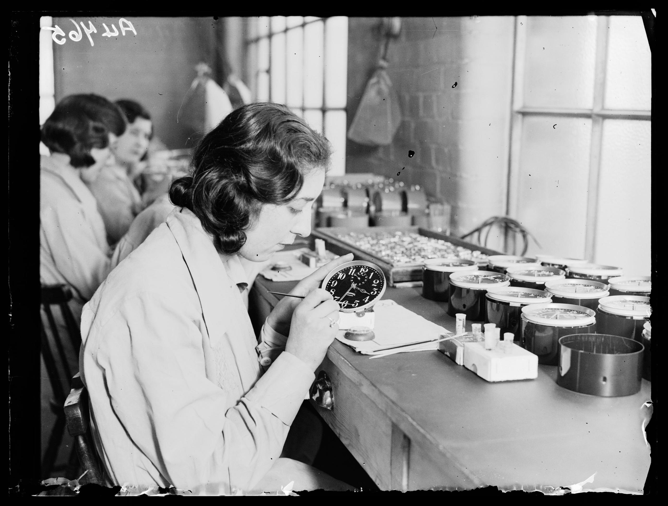 operaia al lavoro su un orologio