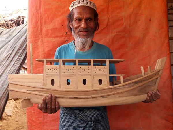 Hombre con una maqueta de un barco