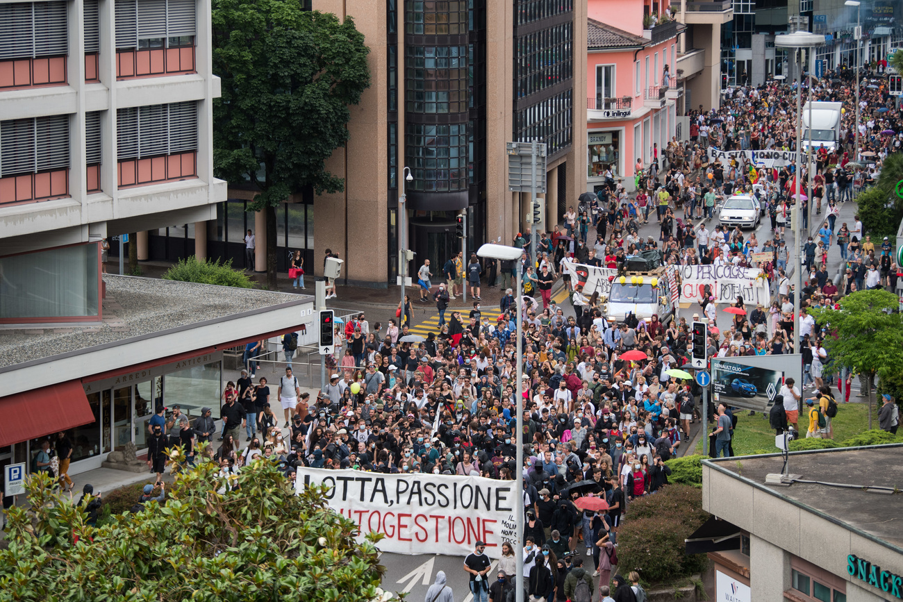 I manifestanti in centro città.