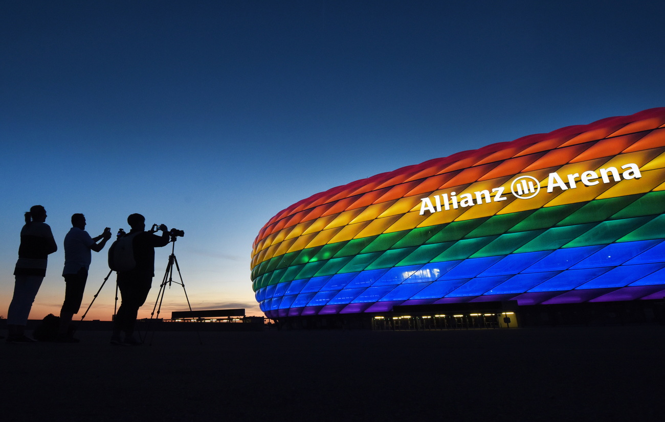 stadio illuminato coi colori dell arcobaleno