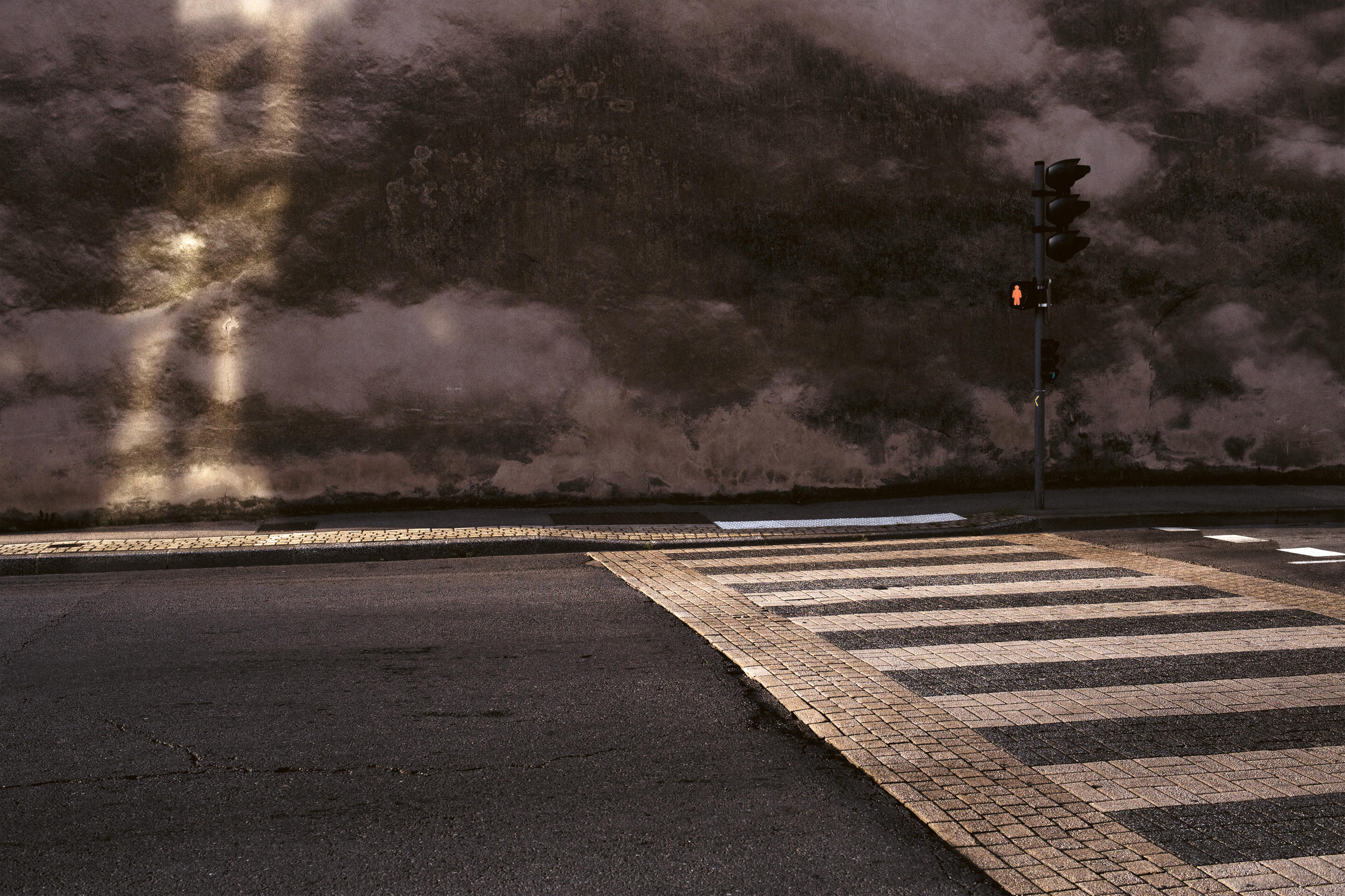 Passage piéton avec un feu rouge