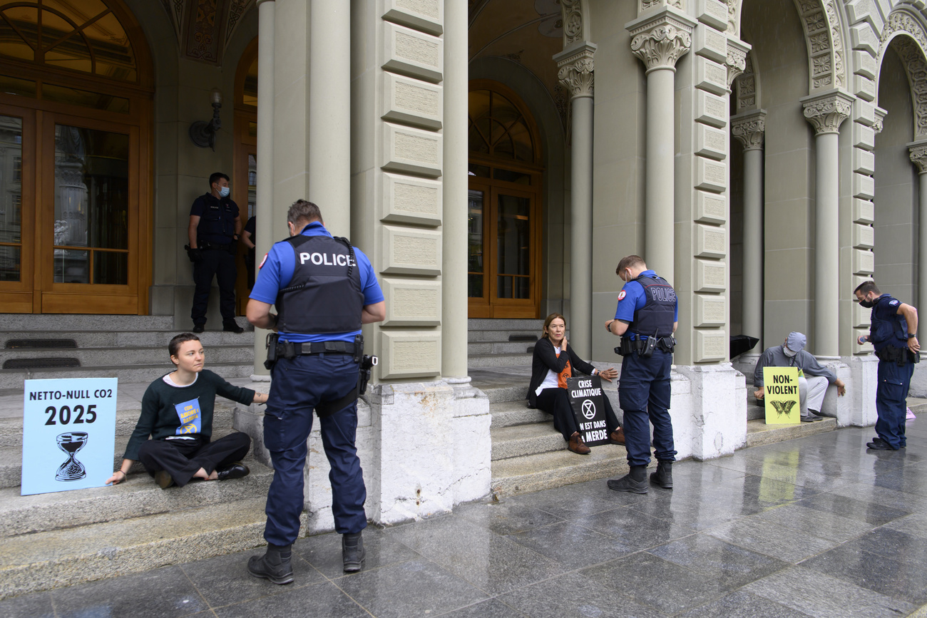 Des militants d Extinction Rebellion devant le Palais fédéral à Berne