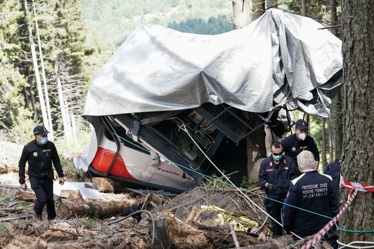 La cabina della funivia schiantata al suolo.