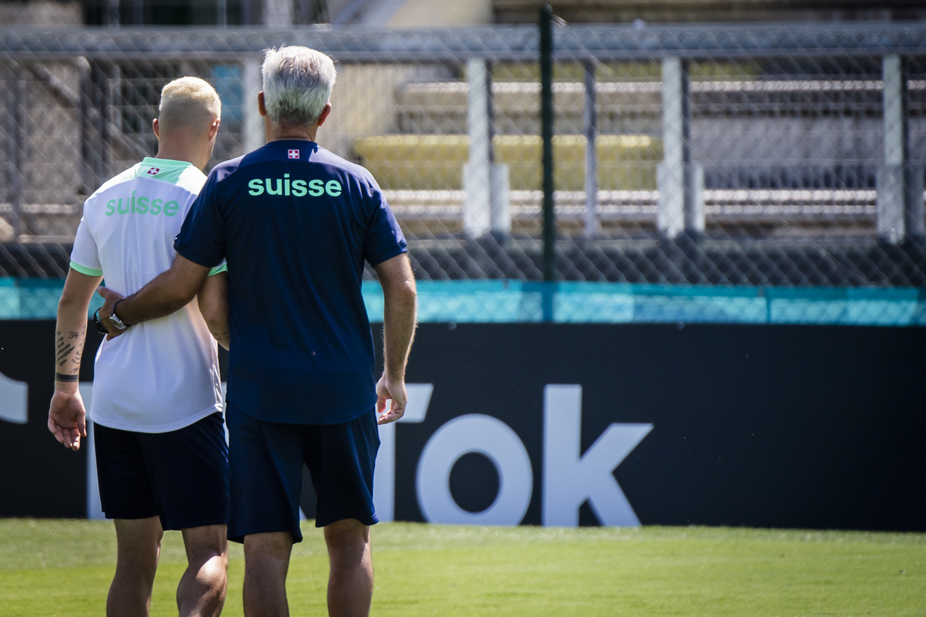 Vladimir Petkovic abbracciato a Granit Xhaka durante un allenamento.