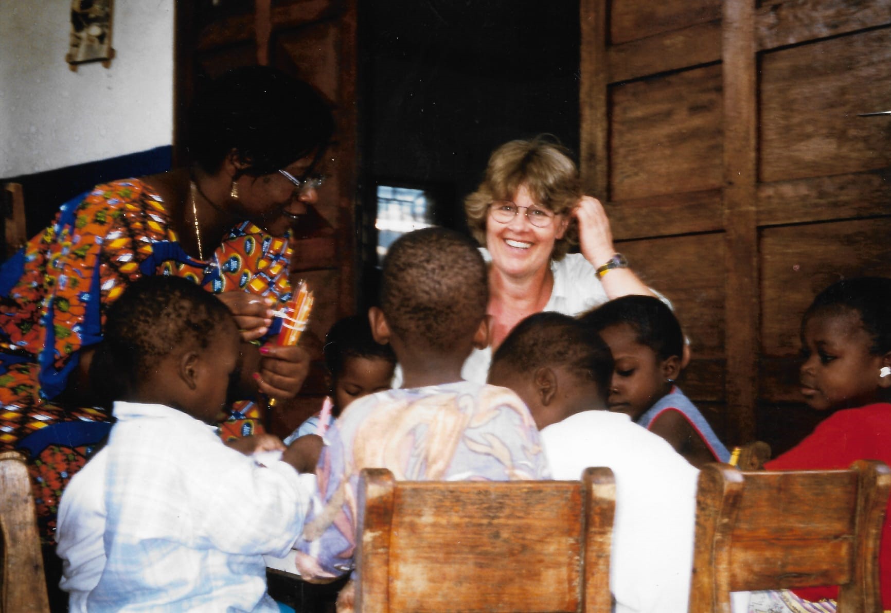 Danielle Brocard rodeada de niños africanos