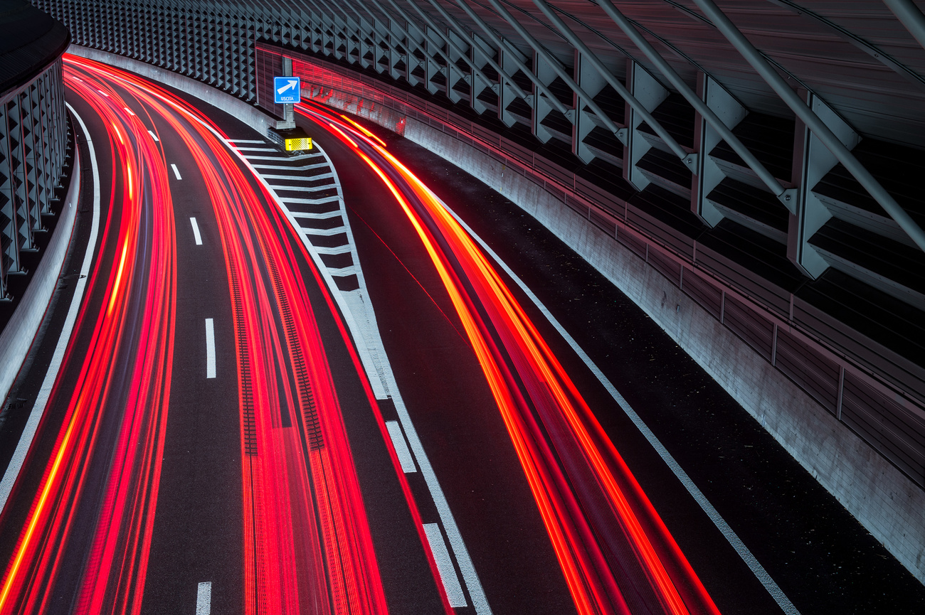 Le luci delle automobili sfrecciano in autostrada.