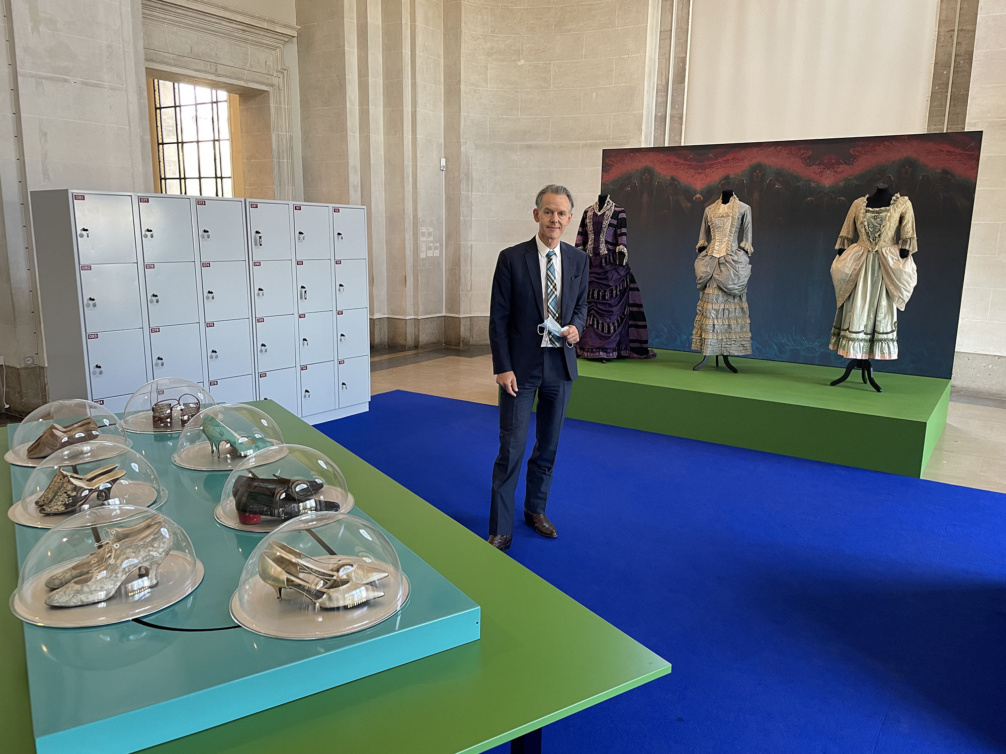 Homme dans une salle d exposition d un musée