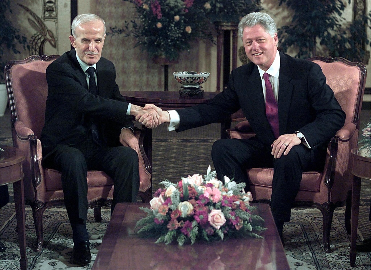 الرئيس الأمريكي السابق بيل كلينتون في مصافحة تاريخية مع الرئيس السوري السابق حافظ الأسد.