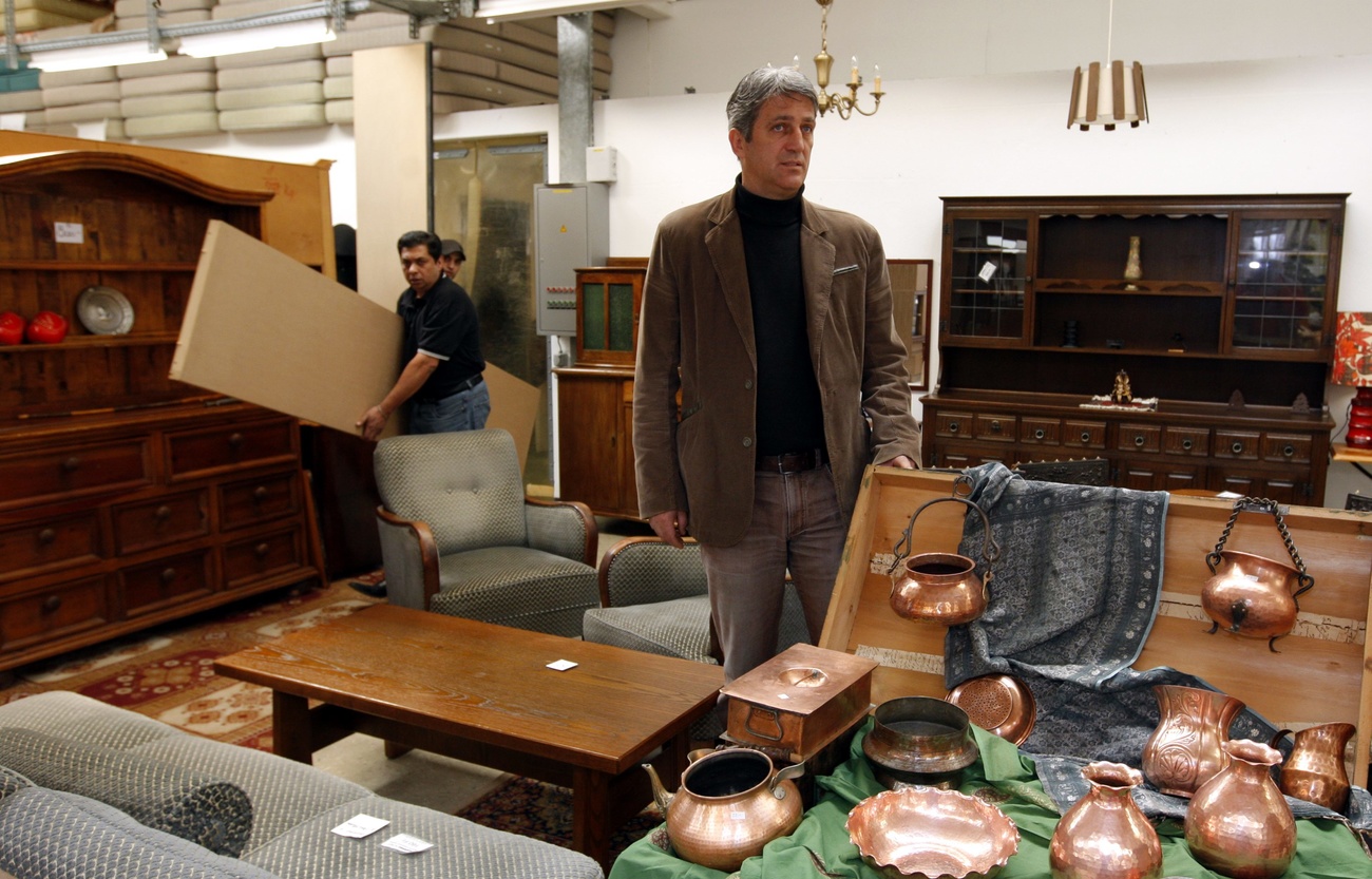 Vladimir Petkovic in un magazzino di mobili