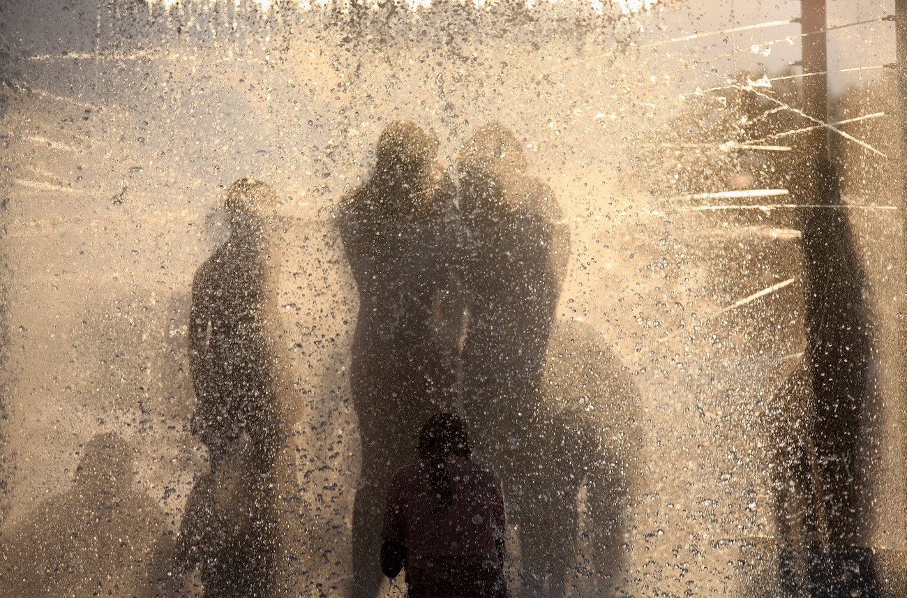 gente tra spruzzi d acqua