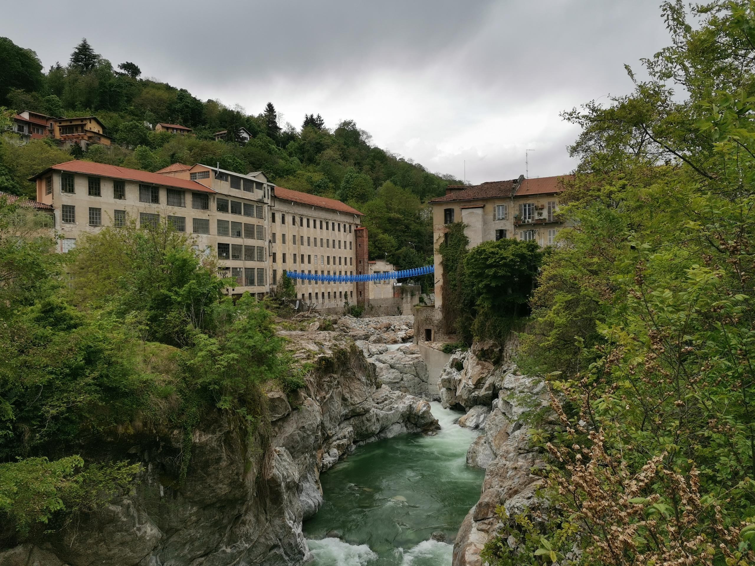 vecchia fabbrica sulle rive di un fiume