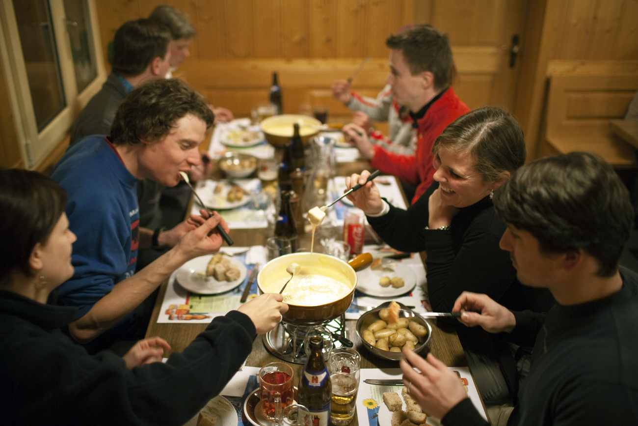 compagnia di amici che mangia la fondue
