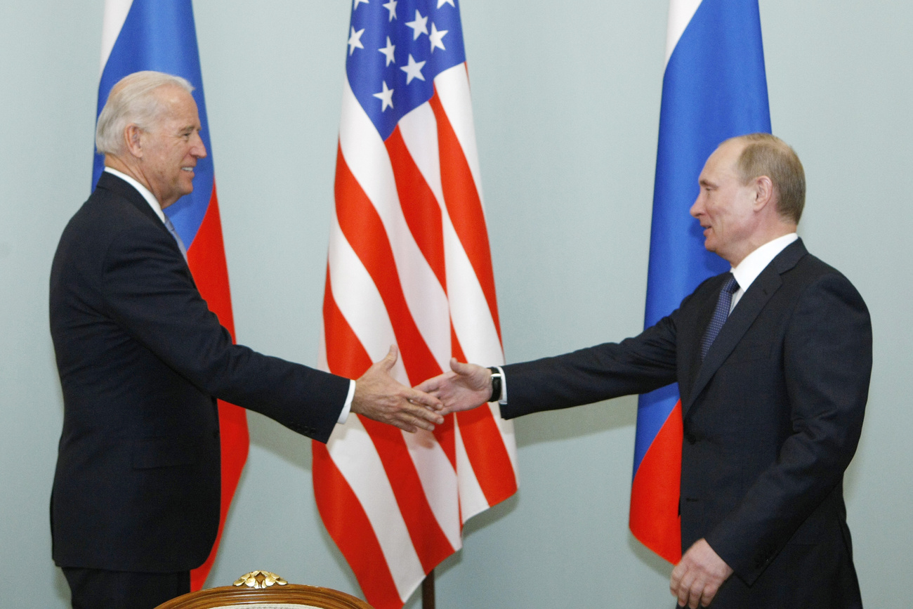 Biden y Putin se dan la mano en 2011
