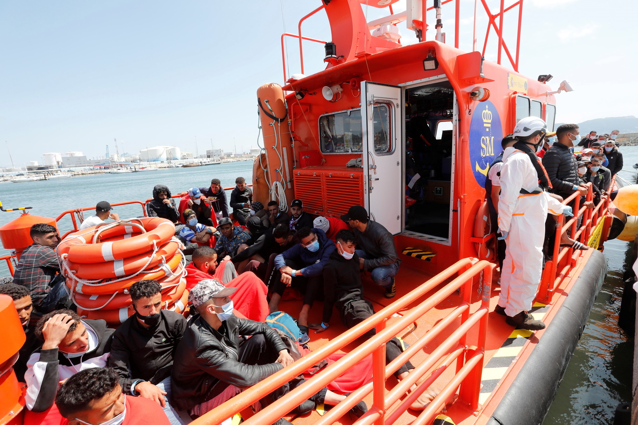 Numerosi migranti a bordo di una barca che li ha salvati