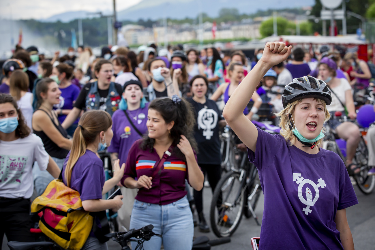 Alcune donne in protesta sula piana di Plainpalais a Ginevra.