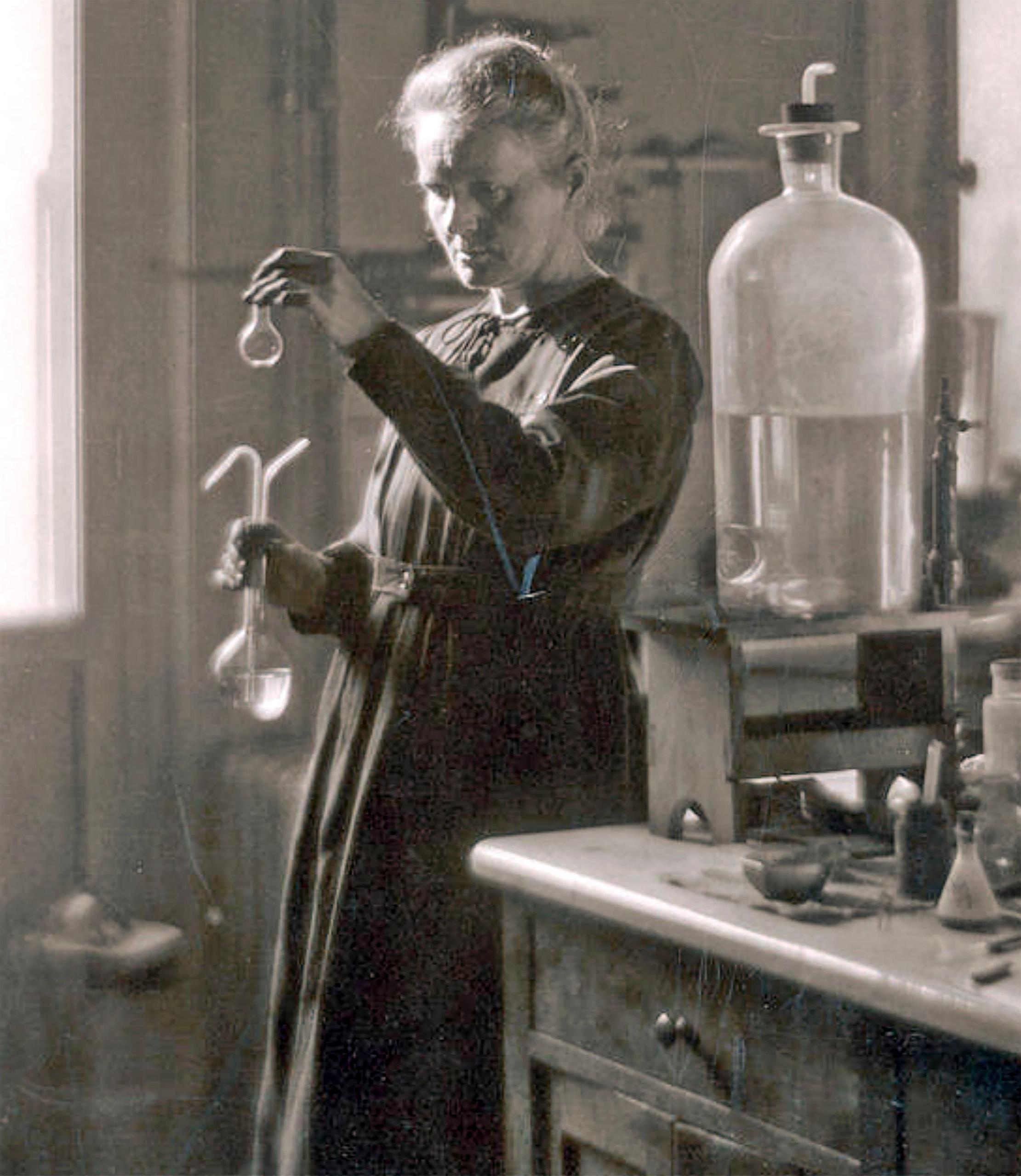 物理学家、化学家居里夫人是最早提取出放射性物质的科学家之一。