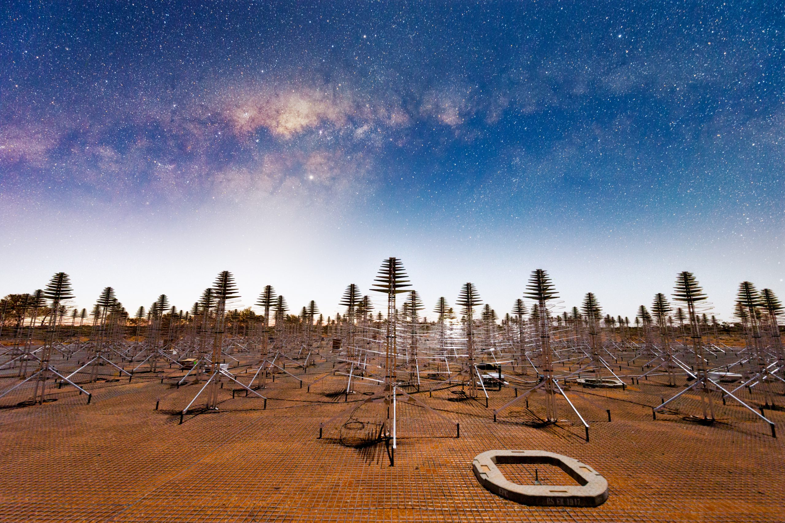 澳大利亚西部默奇森射电天文台的一个原型示范阵列